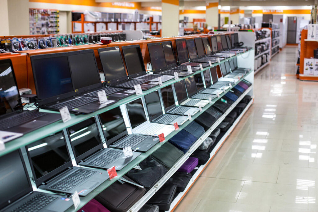 разнообразие ноутбуков 2025 на полке магазина